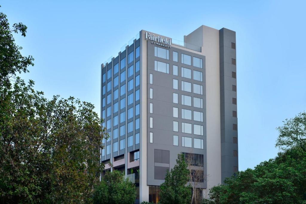 uma vista externa do edifício de escritórios em Fairfield by Marriott Vadodara em Vadodara