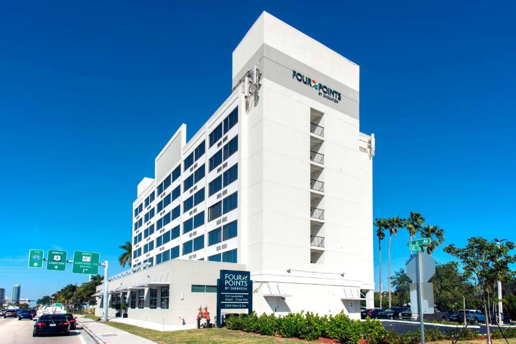 um edifício branco com um sinal na lateral em Four Points by Sheraton Fort Lauderdale Airport/Cruise Port em Fort Lauderdale