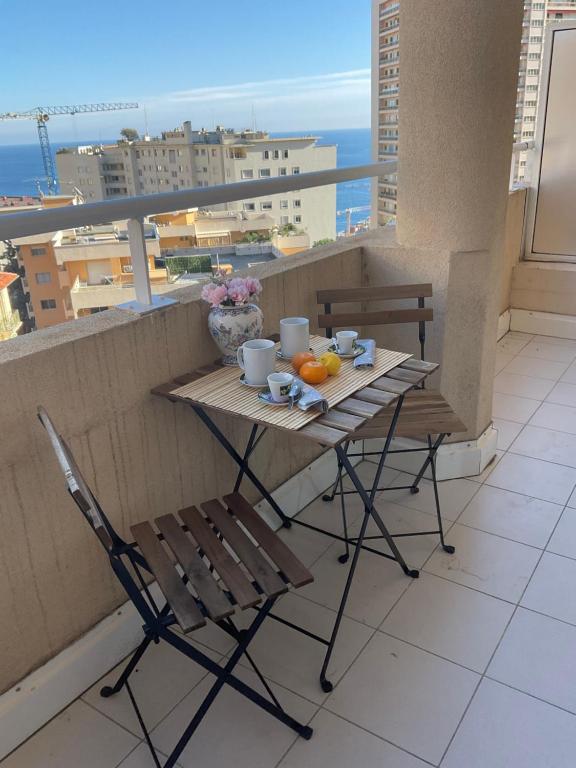 une table et des chaises sur un balcon avec vue dans l'établissement La Riviere du les jarden de Elisa, à Beausoleil