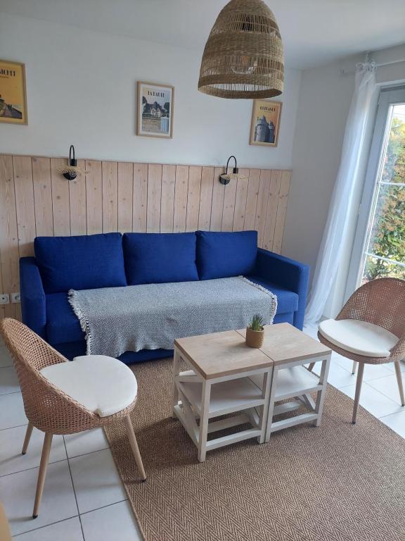 ポルニシェにあるMaison 3 piscines - Résidence 3 étoilesのリビングルーム(椅子、テーブル付)の青いソファ