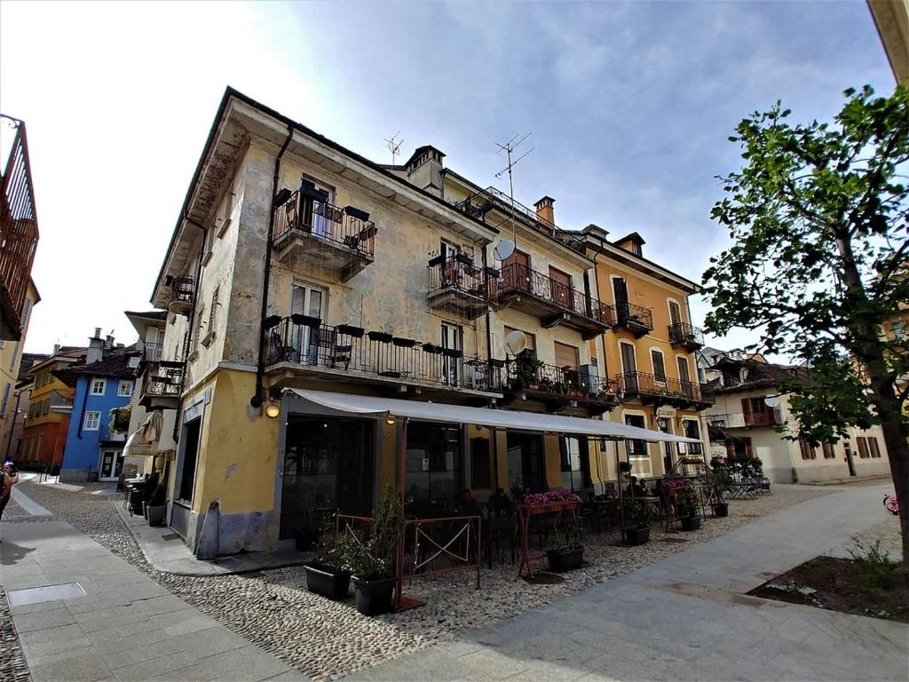 um edifício antigo com varandas numa rua da cidade em Ca Bussun em Domodossola