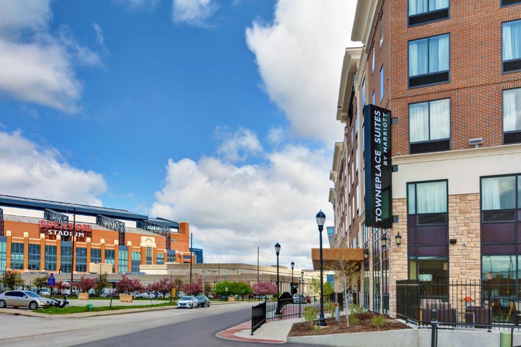 TownePlace Suites by Marriott Indianapolis Downtown في انديانابوليس: اطلاله على شارع في مدينه بها مباني