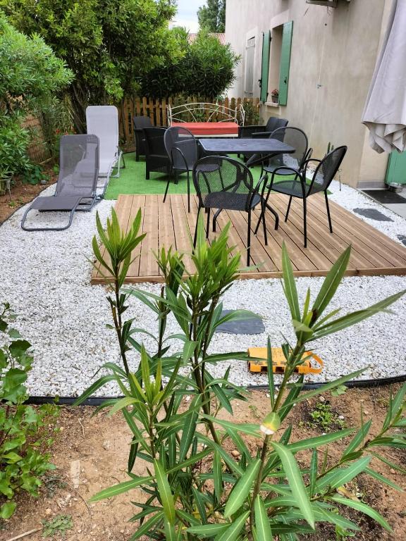un patio avec une table et des chaises dans une cour dans l'établissement Maison camargaise, à Gallargues-le-Montueux