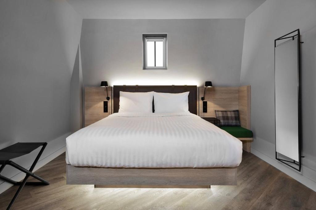 Moxy Lille City - Moxy Sleeper Queen, Guest Room, 1 Queen