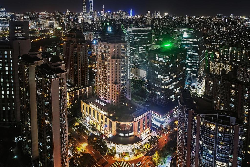 eine Luftansicht einer Stadt in der Nacht in der Unterkunft Renaissance Shanghai Pudong Hotel in Shanghai