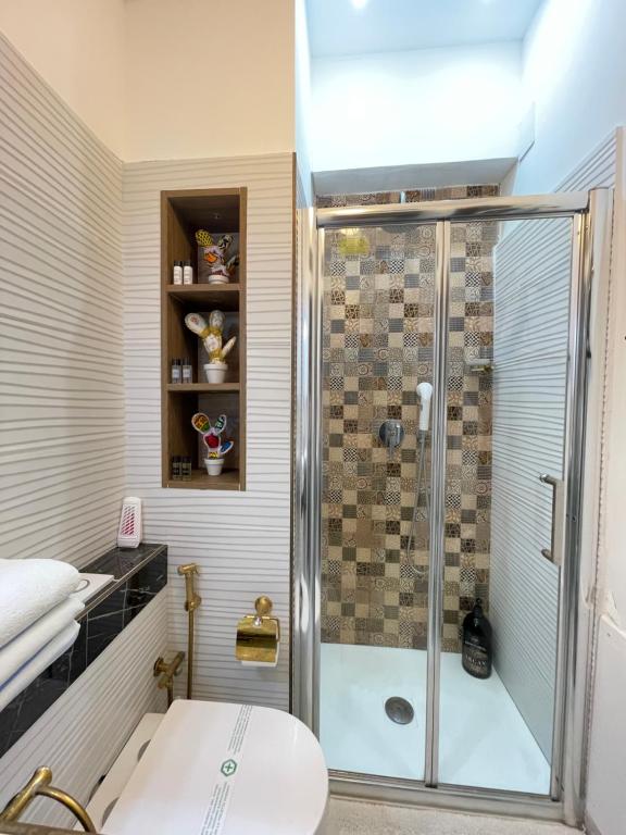奧利韋里的住宿－Oliveri - camera con ingresso Indipendente，带淋浴的浴室和玻璃门
