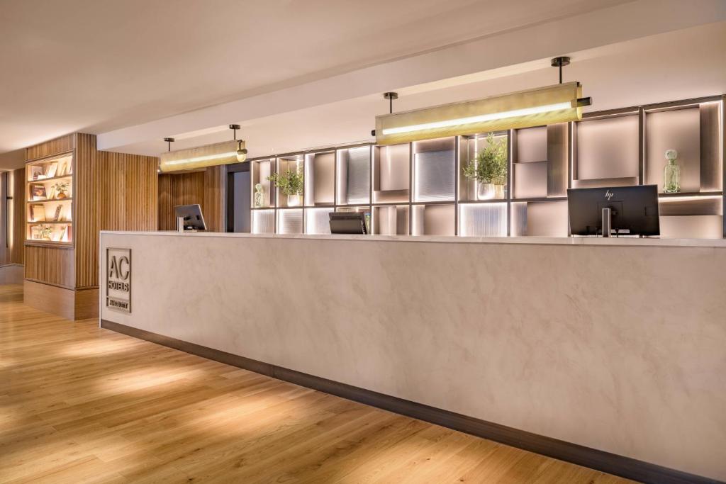 a lobby with a reception desk with a counter at AC Hotel Avenida de América by Marriott in Madrid
