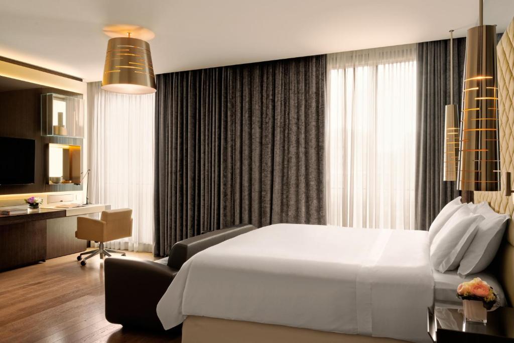 Postel nebo postele na pokoji v ubytování Excelsior Hotel Gallia, a Luxury Collection Hotel, Milan