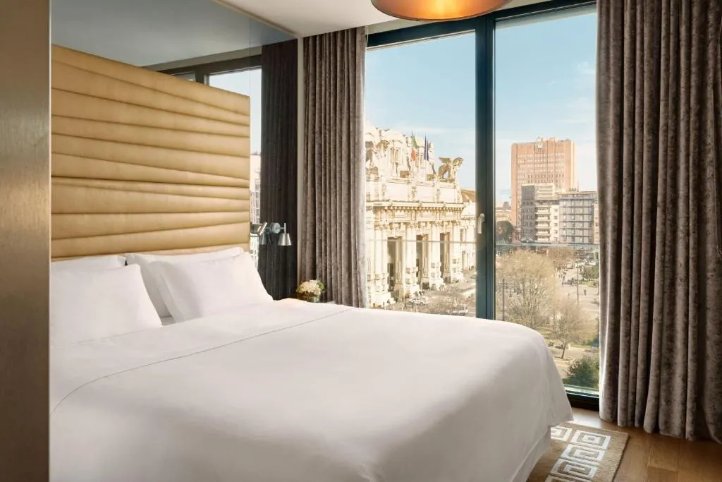 One-Bedroom Atelier King Suite with Piazza View