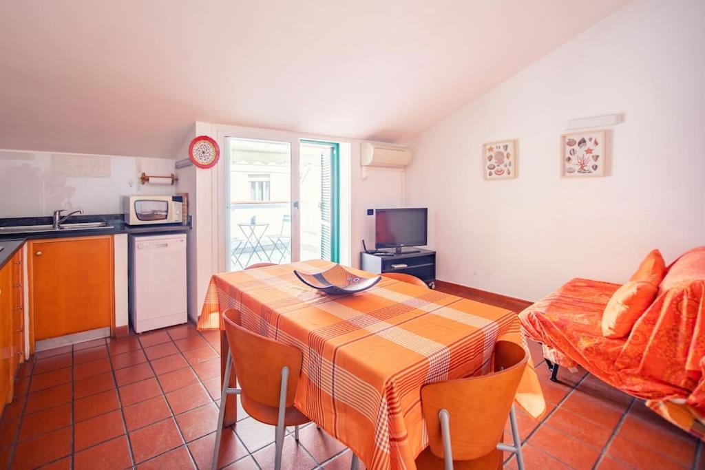 cocina y comedor con mesa y sillas en La casa di Marina, en San Remo