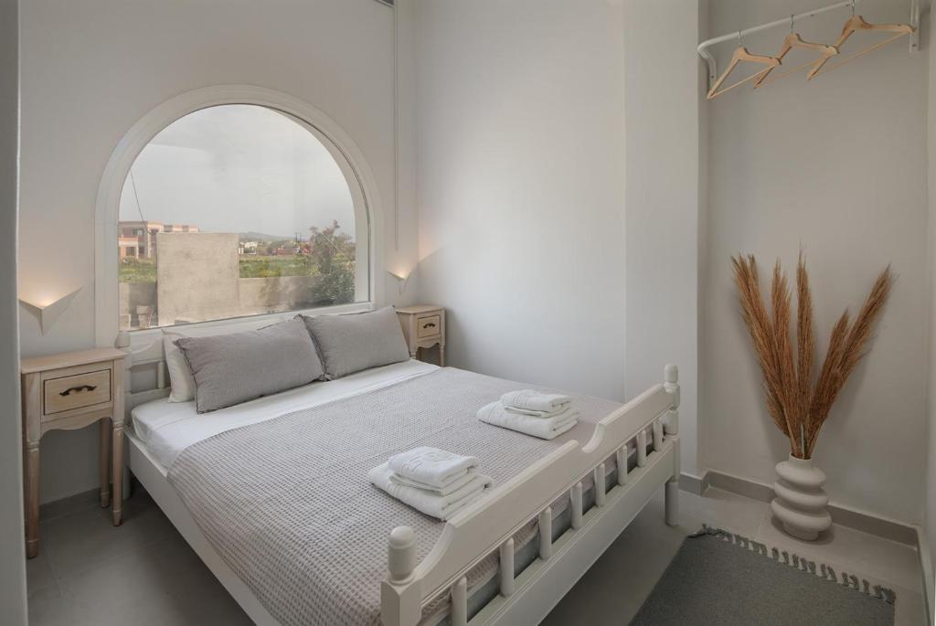 米科利維亞的住宿－Depi's Sea Horizon Apartments，白色卧室设有一张带窗户的床