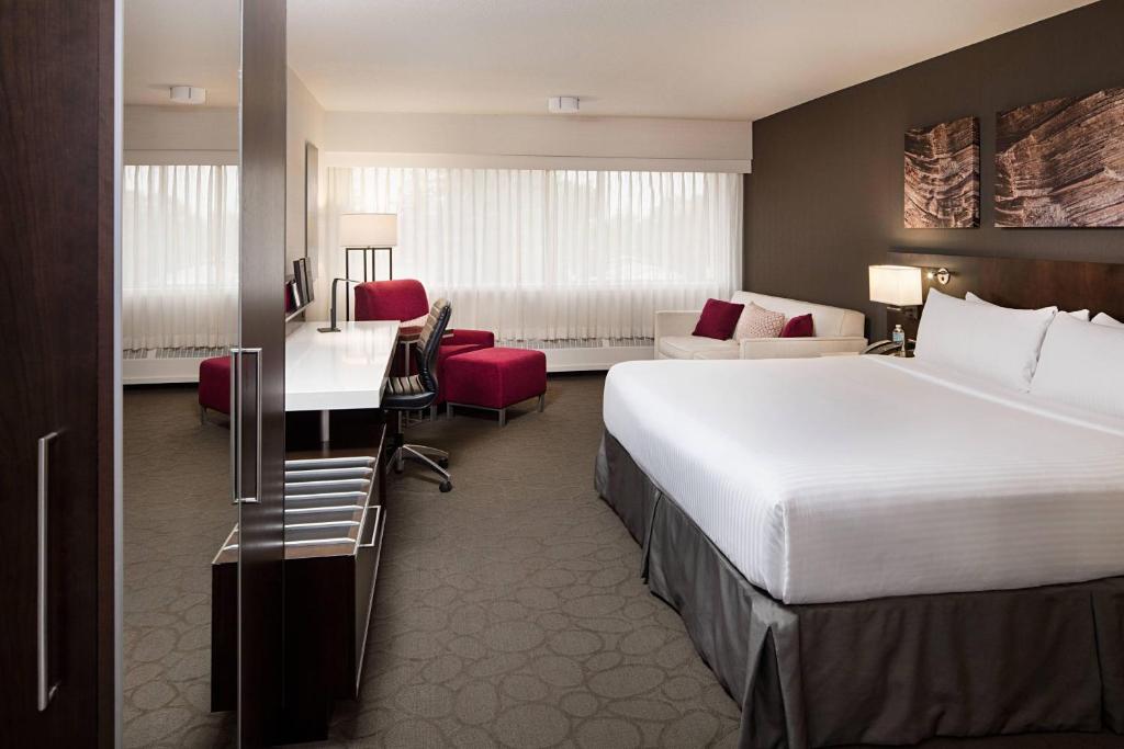 Postel nebo postele na pokoji v ubytování Delta Hotels by Marriott Calgary South