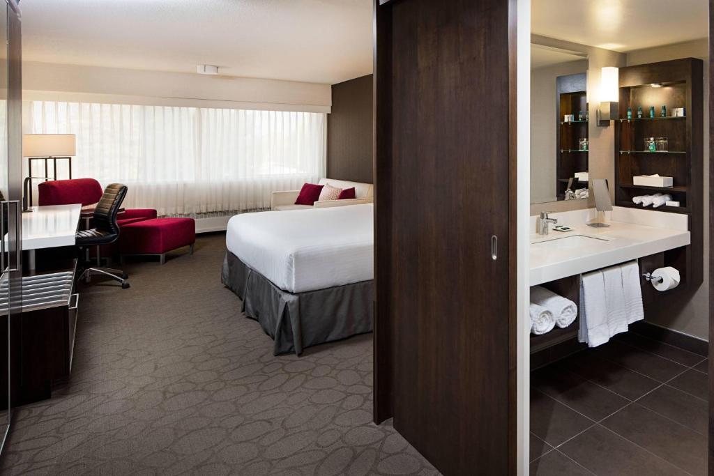 Postel nebo postele na pokoji v ubytování Delta Hotels by Marriott Calgary South