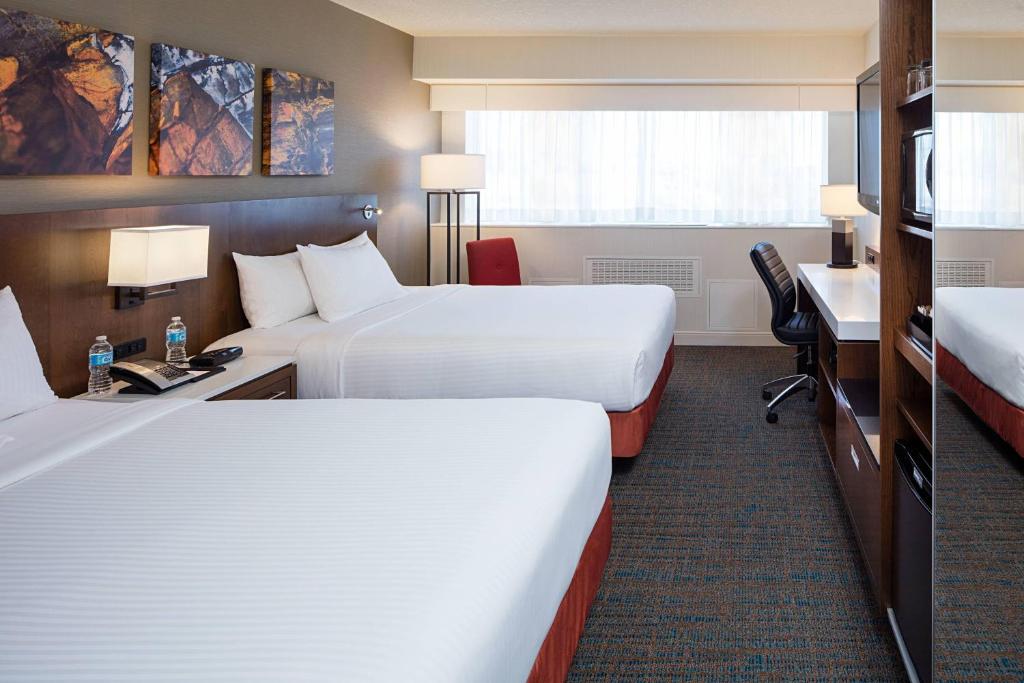 Postel nebo postele na pokoji v ubytování Delta Hotels by Marriott Calgary South