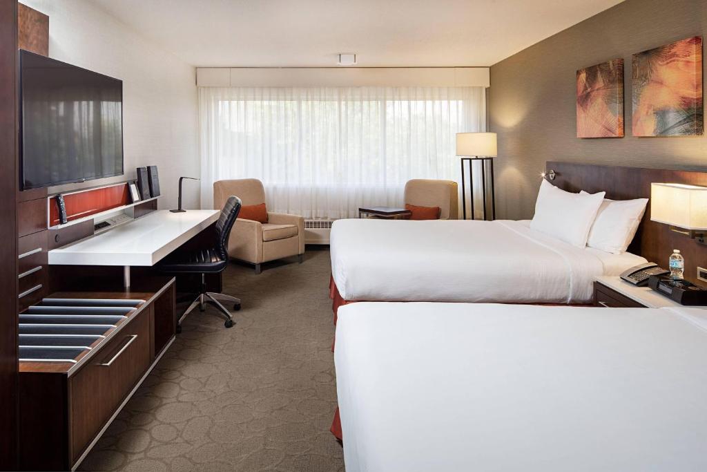 TV a/nebo společenská místnost v ubytování Delta Hotels by Marriott Calgary South