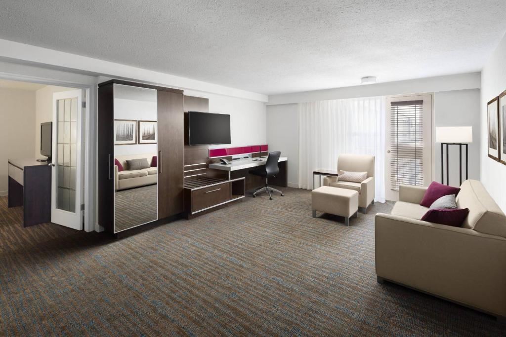 TV a/nebo společenská místnost v ubytování Delta Hotels by Marriott Calgary South