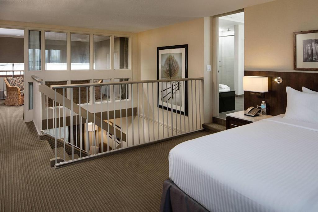 Postel nebo postele na pokoji v ubytování Delta Hotels by Marriott Calgary South