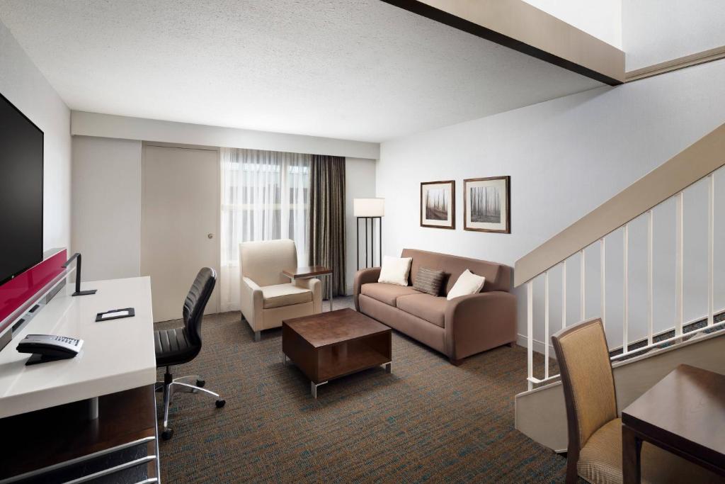 Posezení v ubytování Delta Hotels by Marriott Calgary South