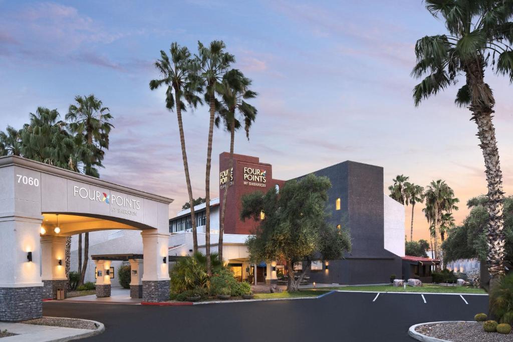 Four Points by Sheraton Tucson Airport في توسان: تقديم فندق ترومب النخيل والكازينو