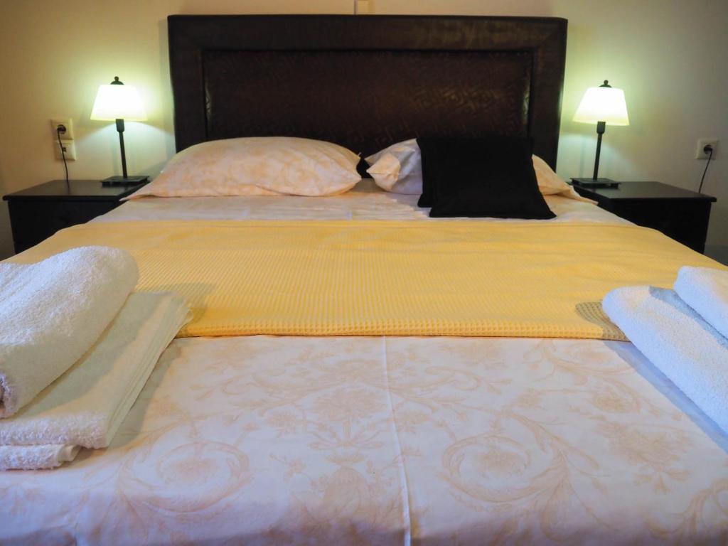 A bed or beds in a room at Villa Antikleia