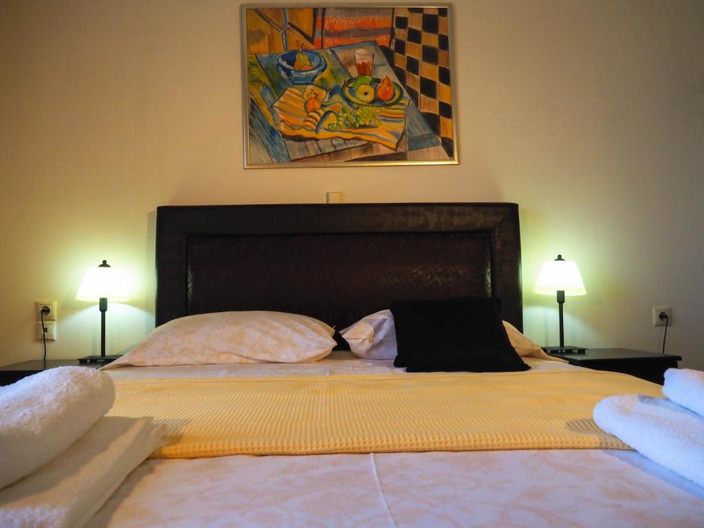 A bed or beds in a room at Villa Antikleia