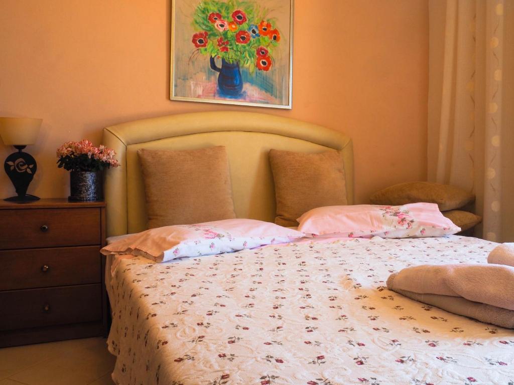 A bed or beds in a room at Villa Antikleia