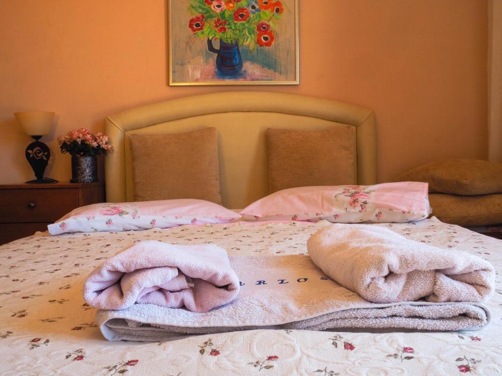 A bed or beds in a room at Villa Antikleia
