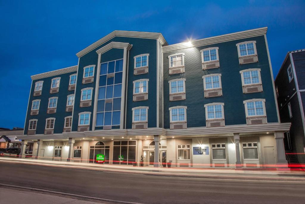 ein großes Gebäude an der Ecke einer Straße in der Unterkunft Courtyard by Marriott St. John's Newfoundland in St. John's