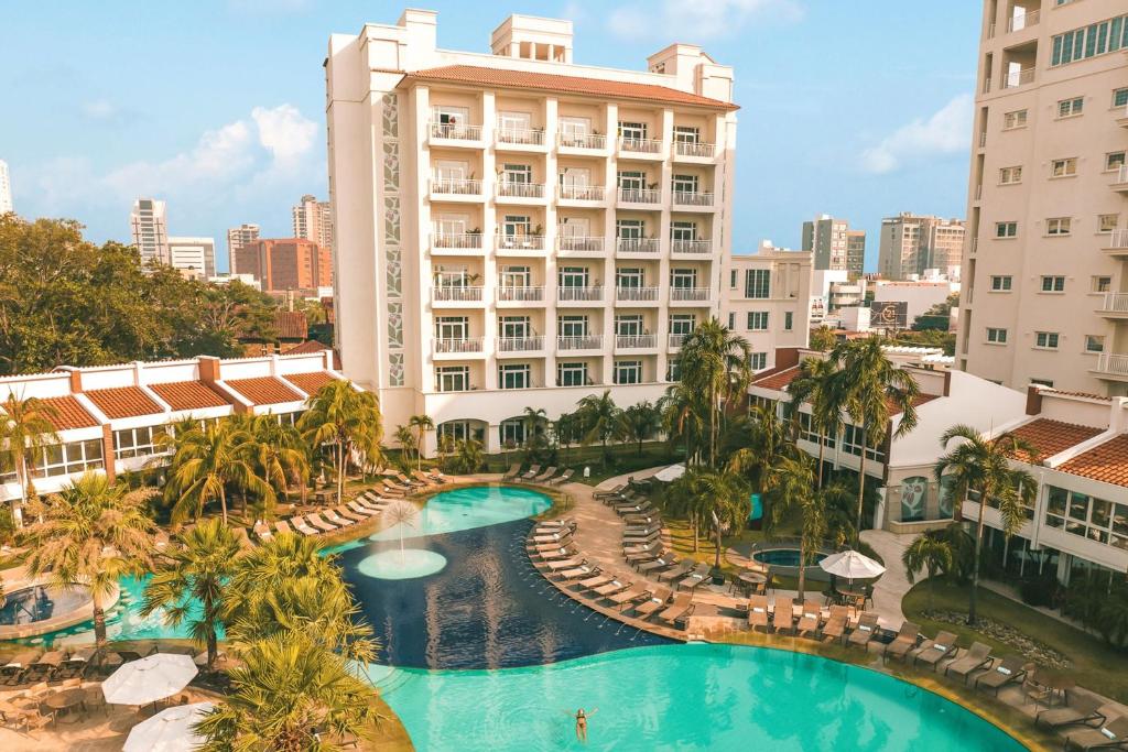 uma vista aérea de um resort com piscina e edifícios em Los Tajibos, Santa Cruz de la Sierra, a Tribute Portfolio Hotel em Santa Cruz de la Sierra