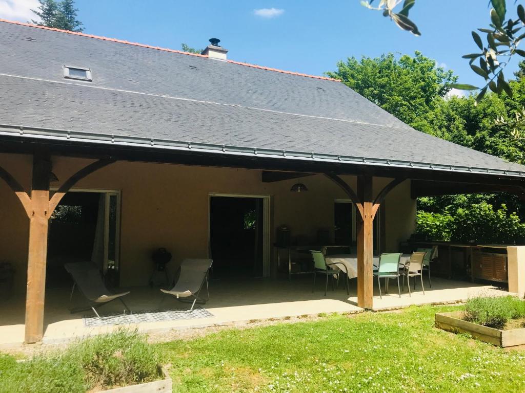 um pavilhão com uma mesa e cadeiras num quintal em Chambre d’hôtes calme - Canal Nantes à Brest em Plessé