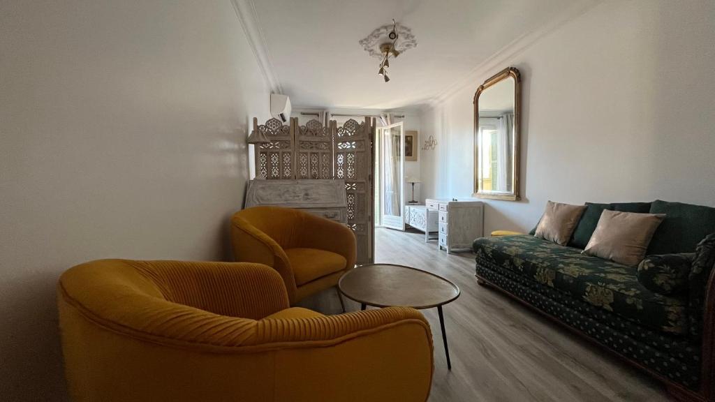 un salon avec deux chaises et un canapé dans l'établissement LA CASA GIL, à Ajaccio