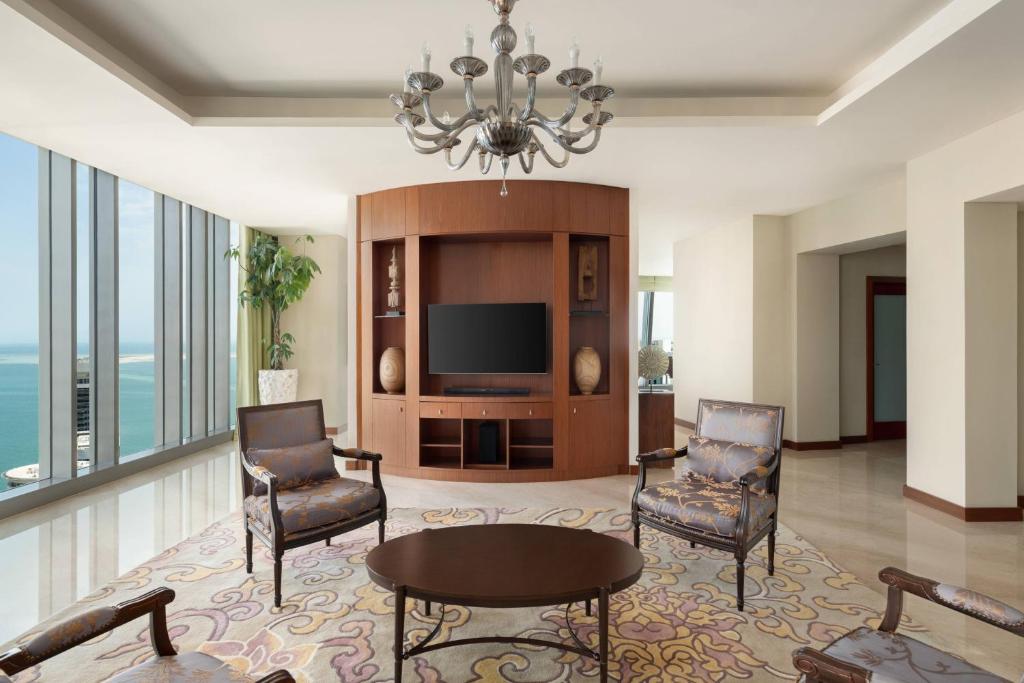 TV a/nebo společenská místnost v ubytování JW Marriott Marquis City Center Doha