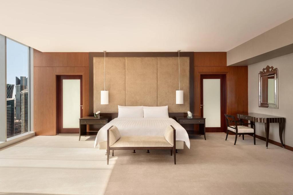 Postel nebo postele na pokoji v ubytování JW Marriott Marquis City Center Doha