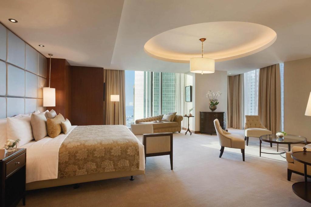 Postel nebo postele na pokoji v ubytování JW Marriott Marquis City Center Doha