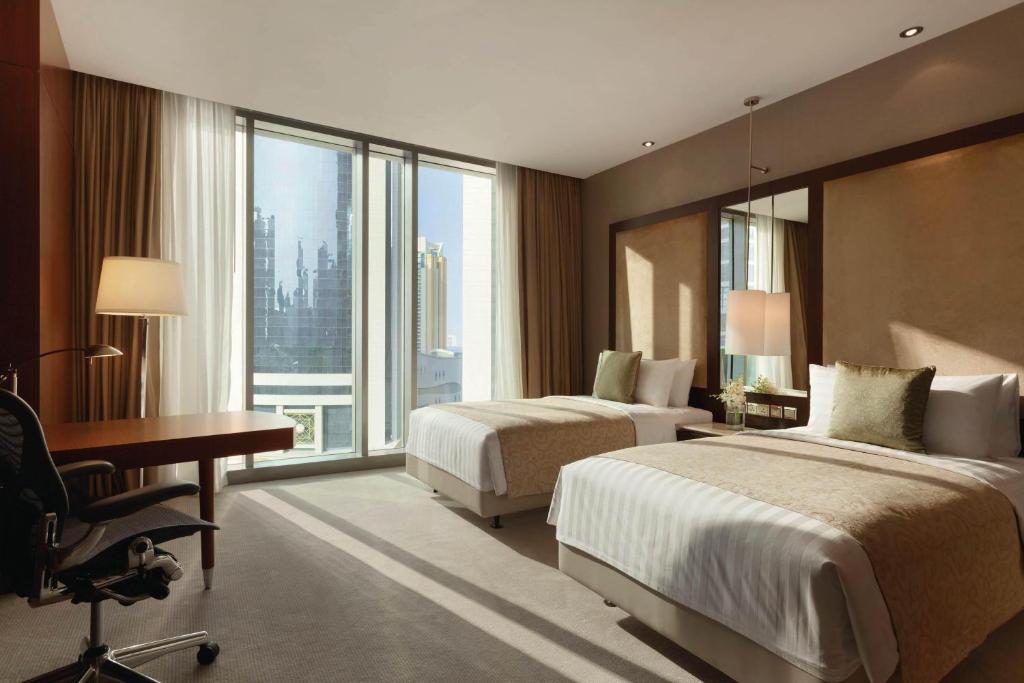 Postel nebo postele na pokoji v ubytování JW Marriott Marquis City Center Doha
