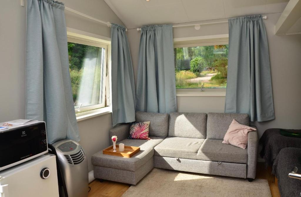 sala de estar con sofá y ventana en Cottage for visiting sea, city, forest, en Holm