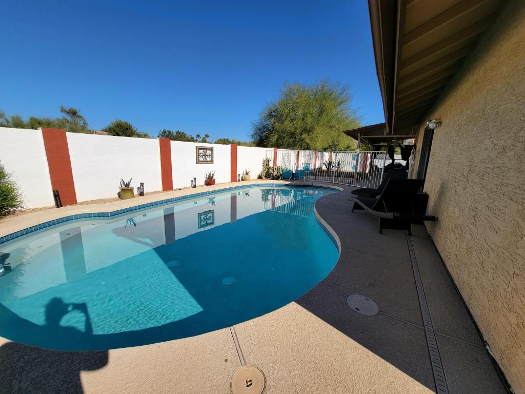 uma grande piscina ao lado de um edifício em Unique Arizona Style 4-bed retreat w/ private pool em Scottsdale