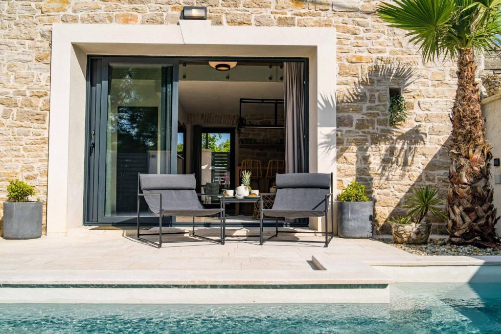 Bazén v ubytovaní Stone House with pool Poeta alebo v jeho blízkosti