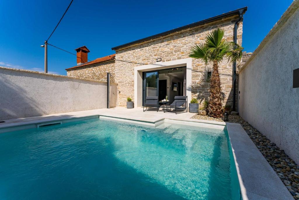 Bazén v ubytovaní Stone House with pool Poeta alebo v jeho blízkosti