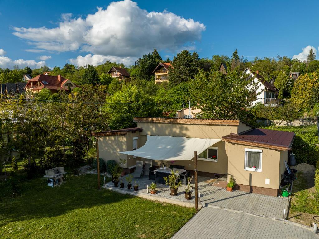 an overhead view of a house with a tent at Fekete Orchidea Apartman in Balatonkenese
