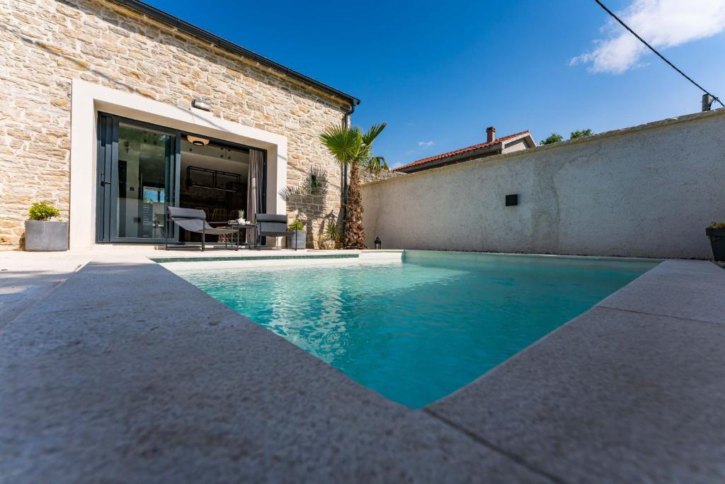 Bazén v ubytovaní Stone House with pool Poeta alebo v jeho blízkosti