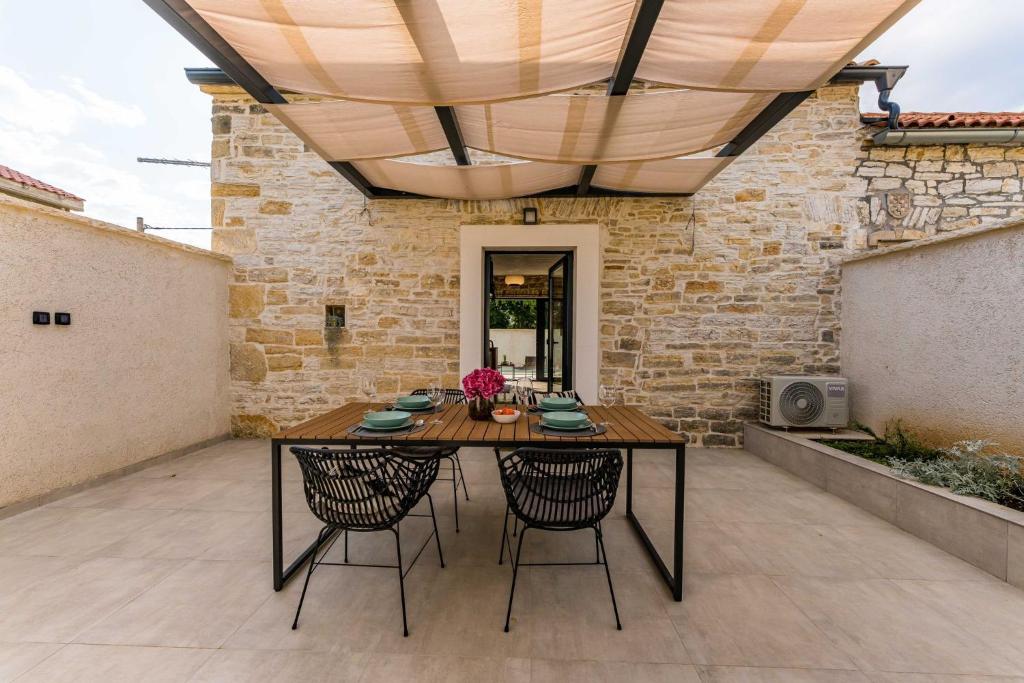 Patio alebo iná vonkajšia časť ubytovania Stone House with pool Poeta