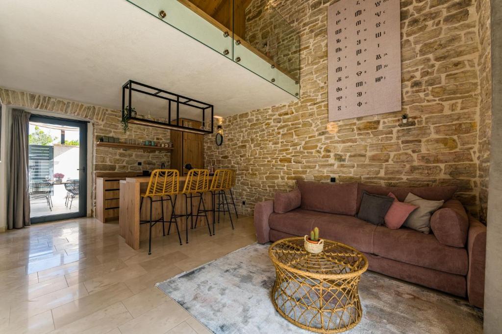 Posedenie v ubytovaní Stone House with pool Poeta