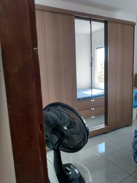 a fan sitting in a room with a bedroom at Apartamento temporada para São joao in Campina Grande