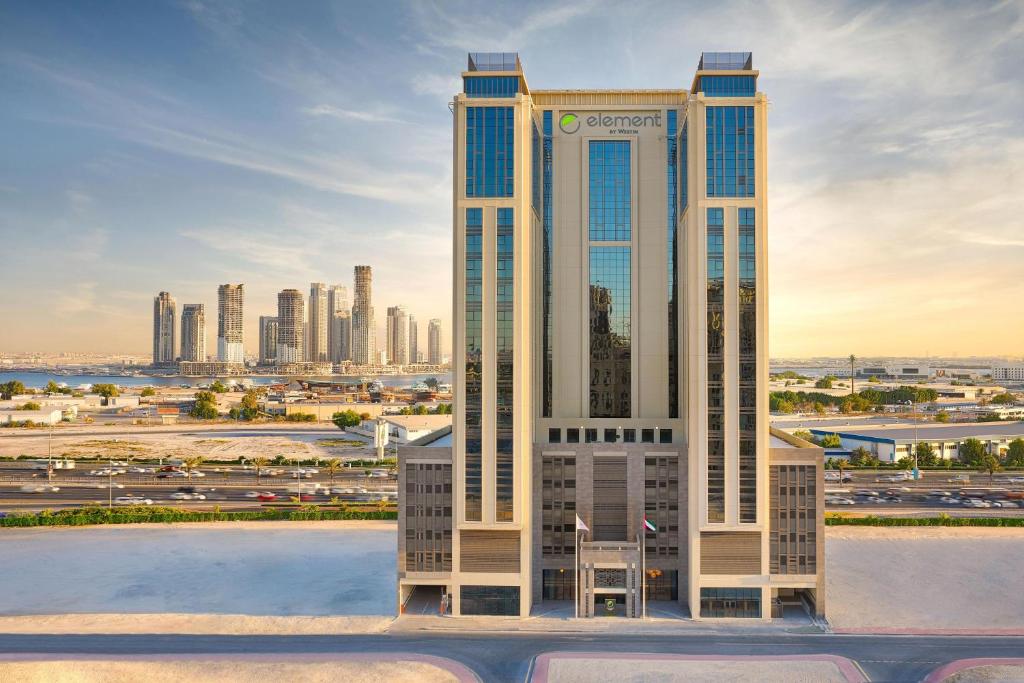 een weergave van een hoog gebouw in een stad bij Element Al Jaddaf, Dubai in Dubai