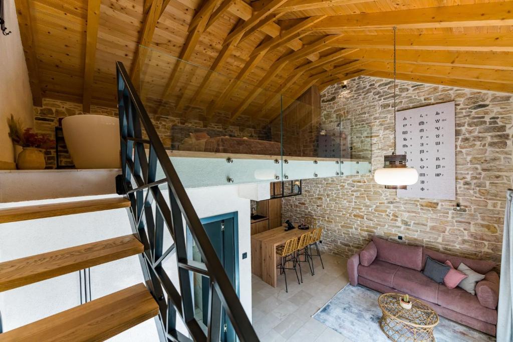 Posedenie v ubytovaní Stone House with pool Poeta