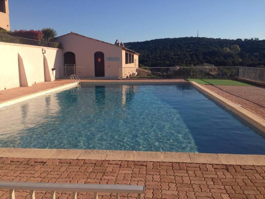 une grande piscine devant une maison dans l'établissement Joli studio Sainte Maxime, à Sainte-Maxime