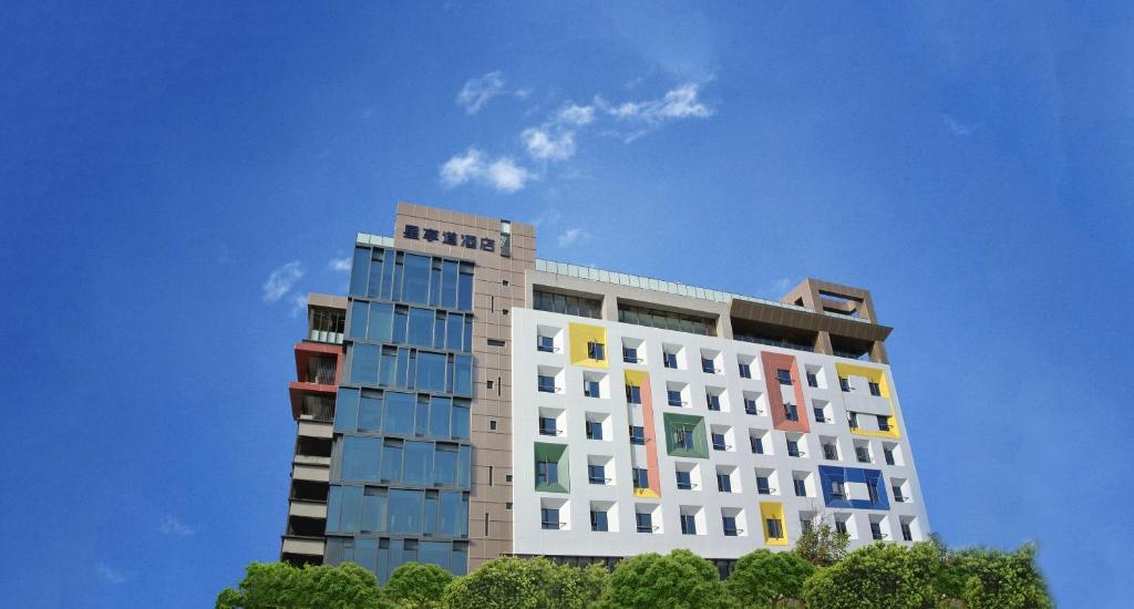 un edificio alto con muchas ventanas a un lado. en In Sky Hotel en Taichung