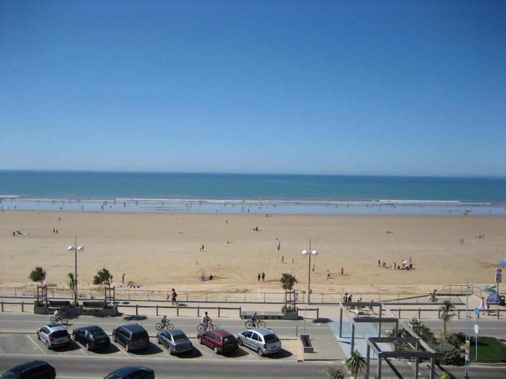 - une vue sur la plage depuis un parking dans l'établissement STUDIO BELLE VUE SUR MER, à Saint-Jean-de-Monts
