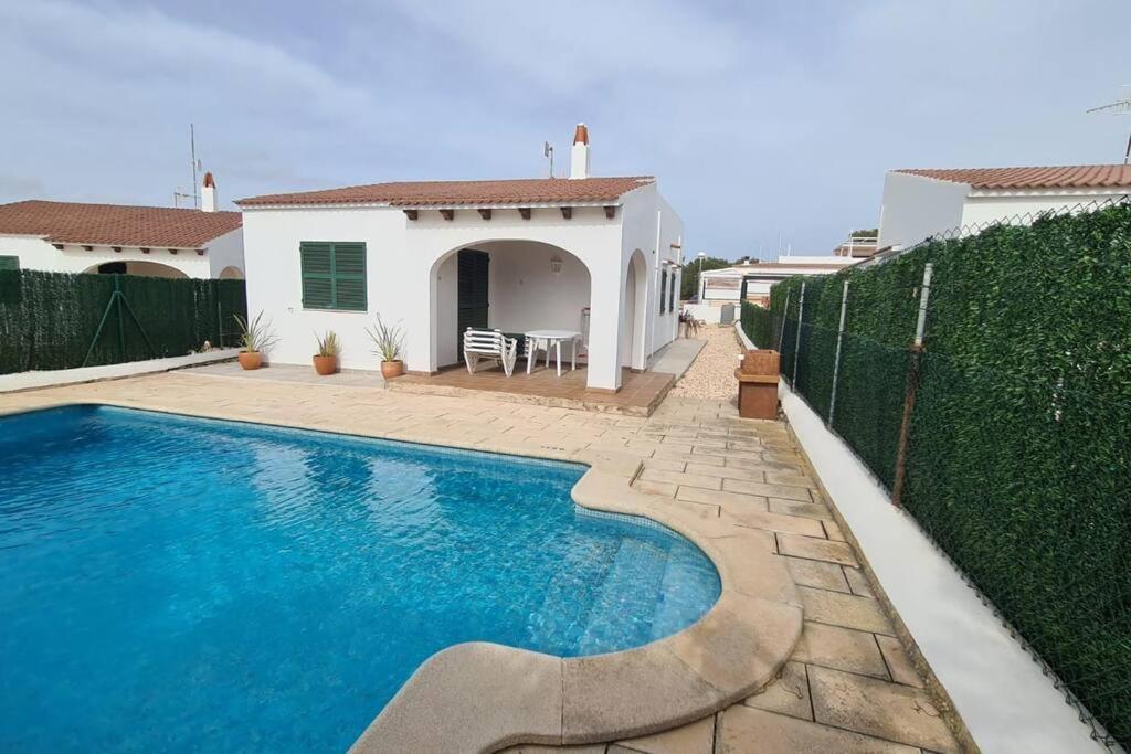 ein Pool vor einem Haus in der Unterkunft Villa Mar. En Ciudadela Menorca in Cala'n Bosch